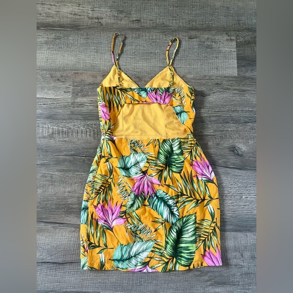 REVOLVE Micah Dress Yellow Floral Small By The Way Mini Tropical Slit Hawaii - Picture 7 of 7